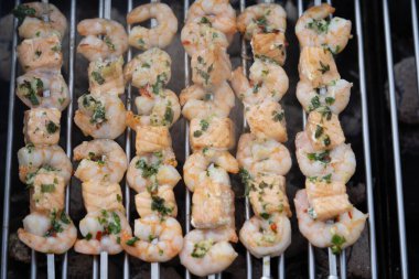 Kömürlü ızgara balık ve diğer deniz ürünleri.