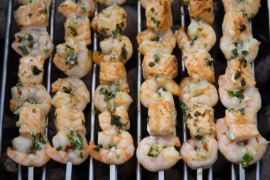 Kömürlü ızgara balık ve diğer deniz ürünleri.