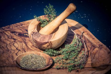 Kurumuş ve taze Thymus vulgaris lezzetli mutfak otları.