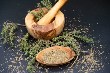 Kurumuş ve taze Thymus vulgaris lezzetli mutfak otları.