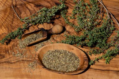 Kurumuş ve taze Thymus vulgaris lezzetli mutfak otları.
