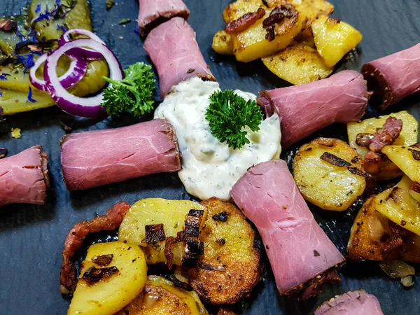 Roastbeef Mit Bratkartoffeln Und Remouladesauce — Stockfoto