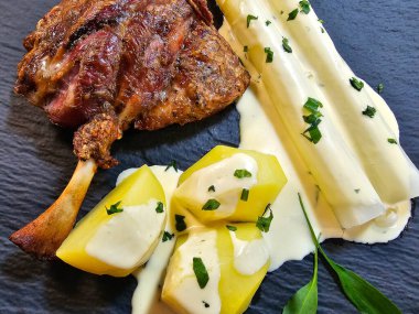 Izgara domuz kanadı. Genç bir domuzun kesilmiş domuz budu.