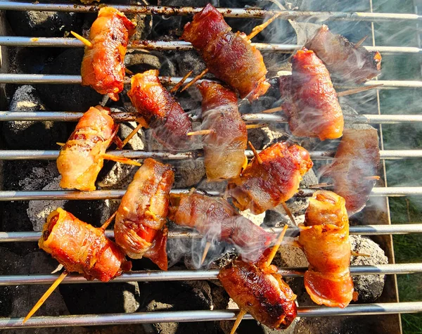 Grillade Dadlar Inslaget Bacon — Stockfoto