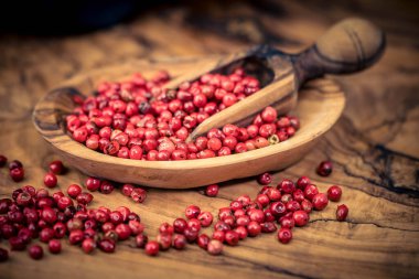 Brezilya Schinus Terebinthifolia Ağacı 'ndan kırmızı biber.
