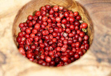 Brezilya Schinus Terebinthifolia Ağacı 'ndan kırmızı biber.