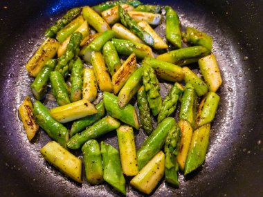 beyaz ya da yeşil kuşkonmaz lezzetli sebzeler