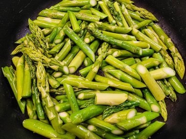 beyaz ya da yeşil kuşkonmaz lezzetli sebzeler