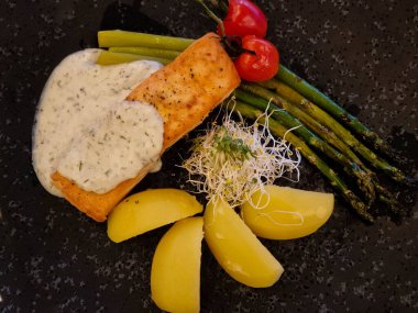 beyaz ya da yeşil kuşkonmaz lezzetli sebzeler