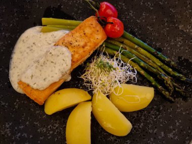 beyaz ya da yeşil kuşkonmaz lezzetli sebzeler