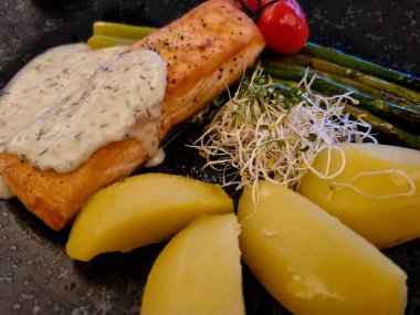 beyaz ya da yeşil kuşkonmaz lezzetli sebzeler