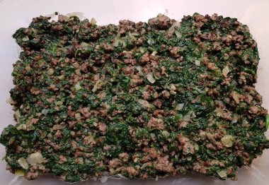 Ev bahçesinden taze yeşil ıspanak.