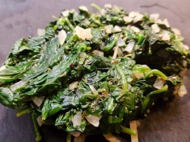 Ev bahçesinden taze yeşil ıspanak.