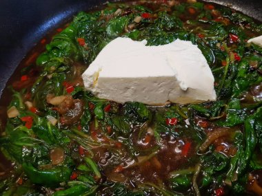 Ev bahçesinden taze yeşil ıspanak.