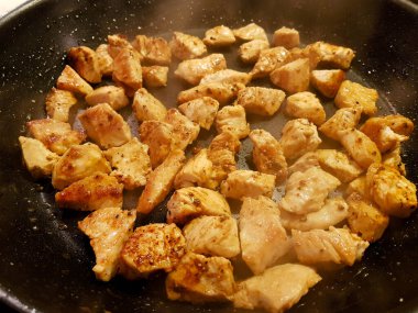 Bitki ve baharatlı tavuk göğsü filetosu.