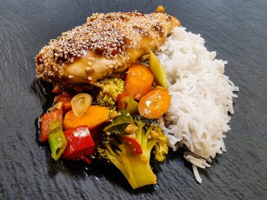 Bitki ve baharatlı tavuk göğsü filetosu.