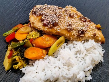 Bitki ve baharatlı tavuk göğsü filetosu.