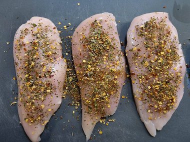 Bitki ve baharatlı tavuk göğsü filetosu.