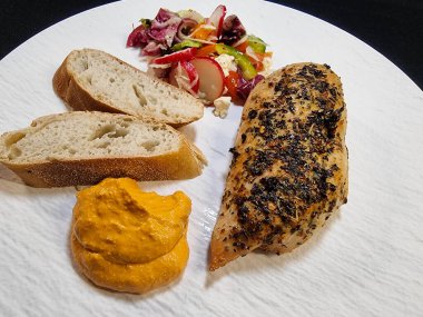 Bitki ve baharatlı tavuk göğsü filetosu.