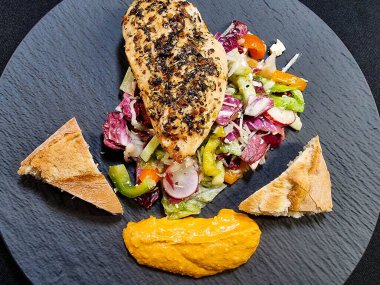 Bitki ve baharatlı tavuk göğsü filetosu.