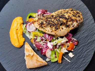 Bitki ve baharatlı tavuk göğsü filetosu.