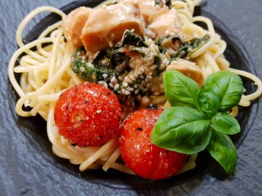 Bitki ve baharatlı tavuk göğsü filetosu.