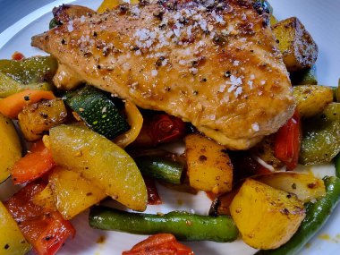 Bitki ve baharatlı tavuk göğsü filetosu.