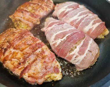 Bitki ve baharatlı tavuk göğsü filetosu.