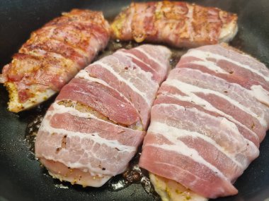 Bitki ve baharatlı tavuk göğsü filetosu.