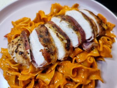 Bitki ve baharatlı tavuk göğsü filetosu.