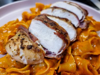 Bitki ve baharatlı tavuk göğsü filetosu.