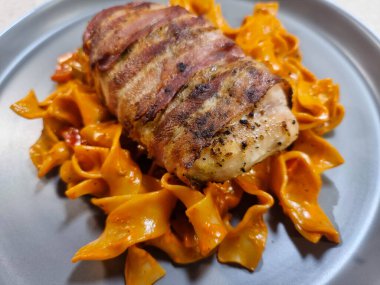 Bitki ve baharatlı tavuk göğsü filetosu.