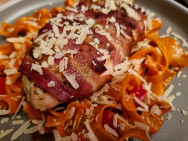 Bitki ve baharatlı tavuk göğsü filetosu.