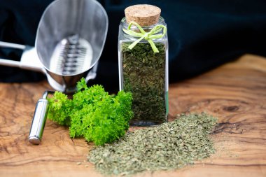 Taze yeşil maydanoz ya da kurutulmuş maydanoz Petroselinum gevreği.