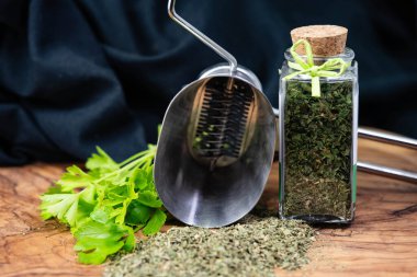 Taze yeşil maydanoz ya da kurutulmuş maydanoz Petroselinum gevreği.