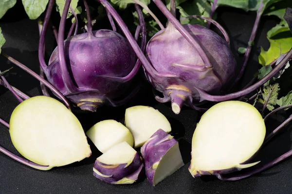 Kendi bahçemizden farklı türde kohlrabi Brassica oleracea