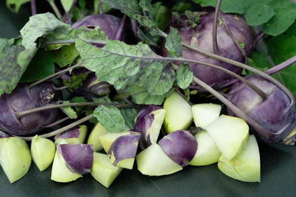 Kendi bahçemizden farklı türde kohlrabi Brassica oleracea