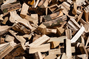 Bir odun yığını.