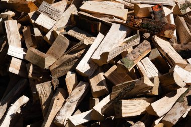 Bir odun yığını.