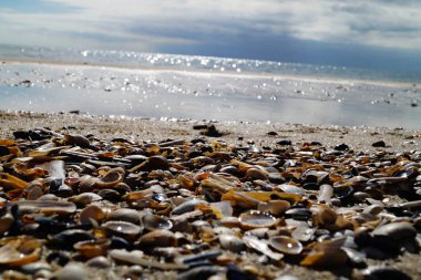 Blavand Danimarka 'nın kuzey denizindeki uçsuz bucaksız plajın izleri.