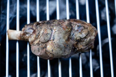 Kömür ızgarasından ızgara kuzu incik, bulgur ve sarımsaklı krema.