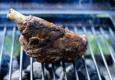 Kömür ızgarasından ızgara kuzu incik, bulgur ve sarımsaklı krema.