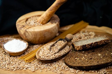 Bir yığın Triticum aestivum spelta zeytin ağacında