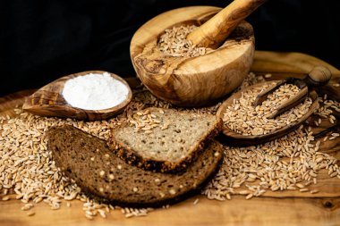 Bir yığın Triticum aestivum spelta zeytin ağacında