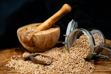 Bir yığın Triticum aestivum spelta zeytin ağacında
