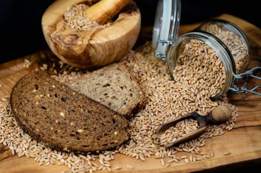 Bir yığın Triticum aestivum spelta zeytin ağacında