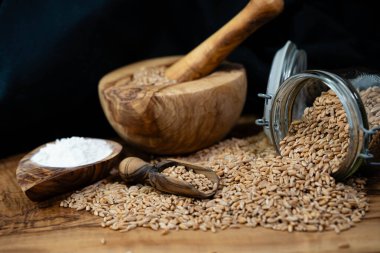 Bir yığın Triticum aestivum spelta zeytin ağacında