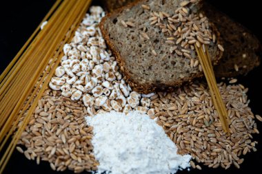 Bir yığın Triticum aestivum spelta zeytin ağacında