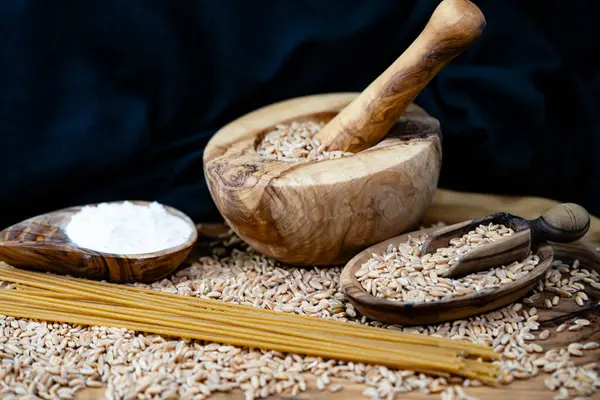 Bir yığın Triticum aestivum spelta zeytin ağacında