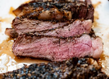 Bitki ve baharatlı Tomahawk bifteği